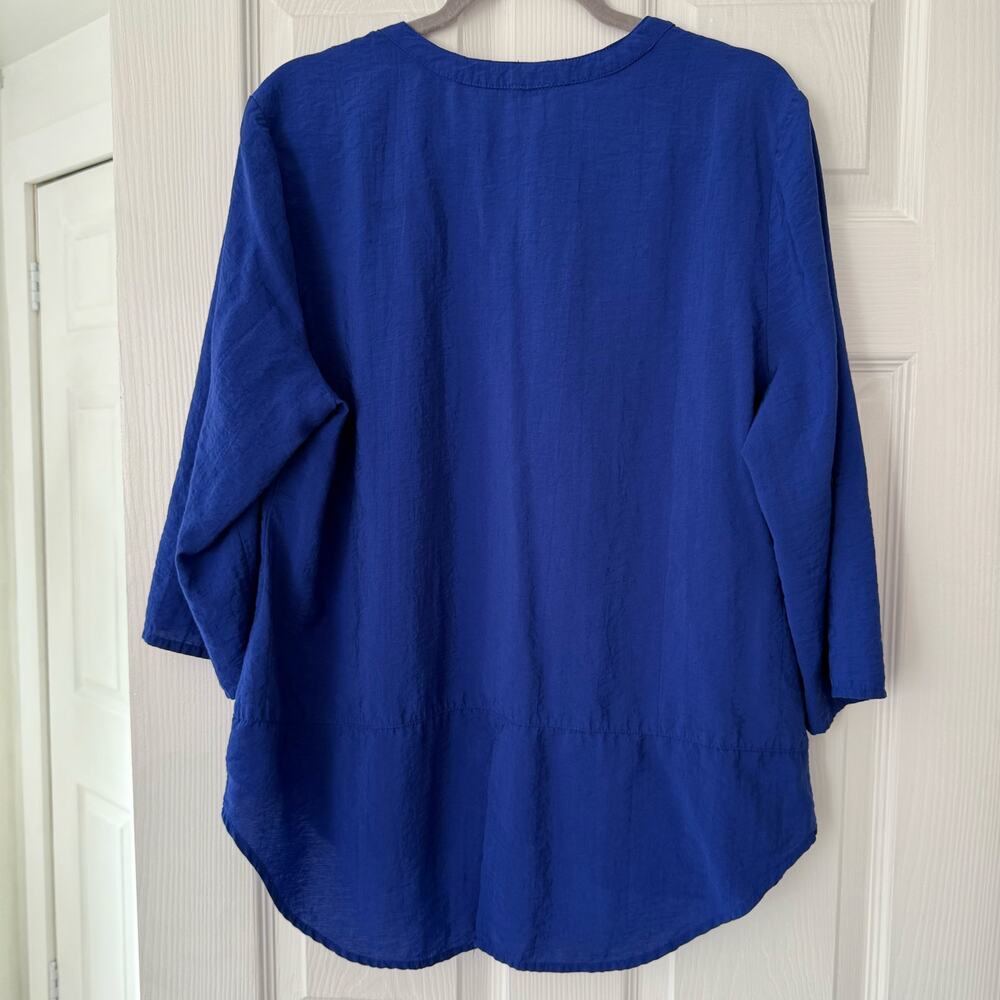Chico's Women's Blue Button Down Roll Tab Sleeve V-Neck Top Size 2 - Picture 11 of 14